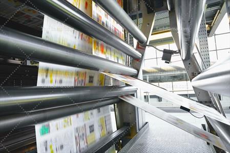 تصویر با کیفیت دستگاه چاپ مجله و روزنامه در حال کار